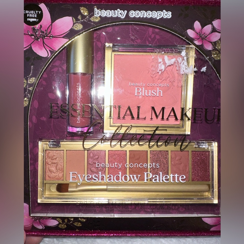 New Essential Makeup Collection Set - Picture 4 of 4